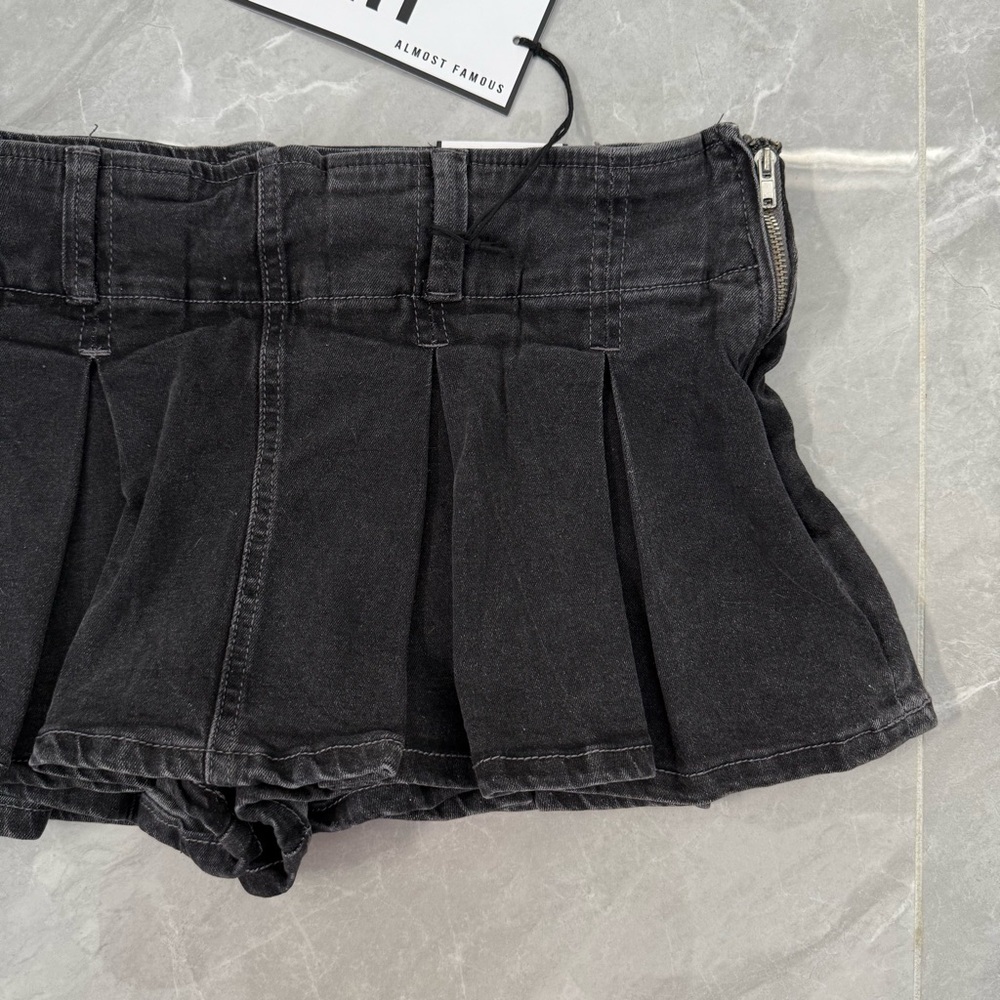 Women’s Almost Famous Pleated Black Denim Mini Skort Skirt Y2K Grunge Size Large - Picture 3 of 12